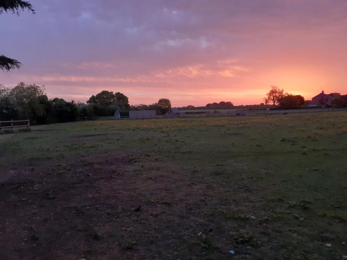 Glamping In Wiltshire The Green Knoll Is A Charm チッペナム エクステリア 写真
